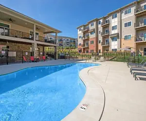 Photo 2 - Outdoor Pool Fast Wifi Balcony Garage More