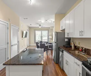 Photo 5 - Walk Score 91 Balcony Near King ST Fast Wifi