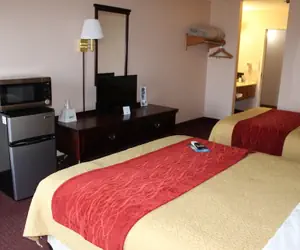 Photo 2 - Super 8 by Wyndham Chenoa