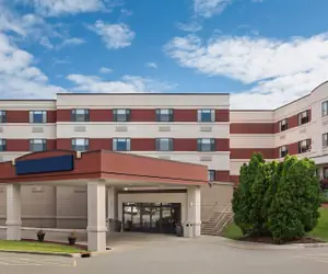 Photo 2 - Royle Hotel Milwaukee Airport