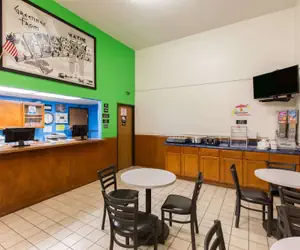 Photo 4 - Super 8 by Wyndham Wayne