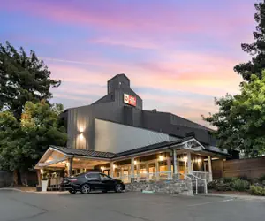 Photo 2 - Best Western Plus Inn At The Vines