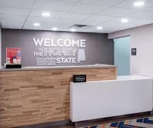 Photo 4 - Hampton Inn Auburn