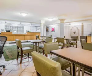 Photo 4 - La Quinta Inn by Wyndham Colorado Springs Garden of the Gods