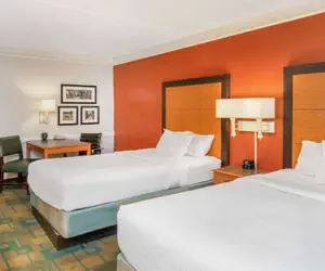 Photo 5 - La Quinta Inn by Wyndham Colorado Springs Garden of the Gods