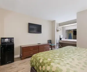 Photo 5 - Econo Lodge Inn & Suites Knoxville East