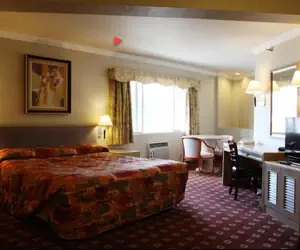 Photo 2 - Metro Plaza Hotel