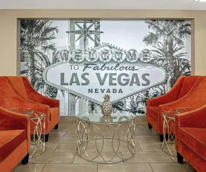 Photo 4 - La Quinta Inn & Suites by Wyndham Las Vegas Red Rock