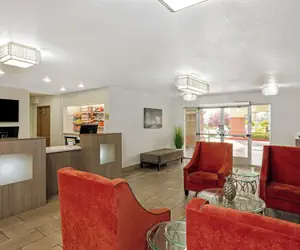 Photo 3 - La Quinta Inn & Suites by Wyndham Las Vegas Red Rock