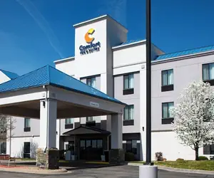 Photo 2 - Comfort Inn & Suites Hutchinson