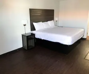 Photo 3 - Suburban Studios North Charleston I-526