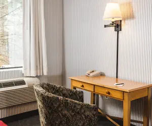 Photo 5 - Williamsburg Woodlands Hotel & Suites, an official Colonial Williamsburg Hotel