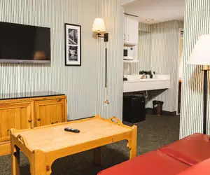 Photo 4 - Williamsburg Woodlands Hotel & Suites, an official Colonial Williamsburg Hotel