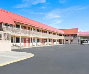 Photo 2 - Econo Lodge Miles City I-94
