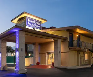 Photo 2 - Travelodge by Wyndham New Braunfels
