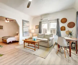 Photo 2 - Stunning House In Convenient Location N Downtown