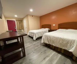 Photo 2 - Travelers Motor Lodge