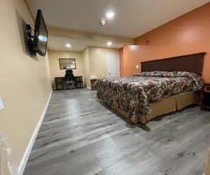 Photo 4 - Travelers Motor Lodge