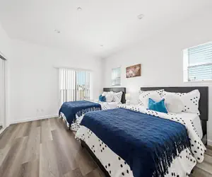 Photo 3 - Comfort Suite Los Angeles