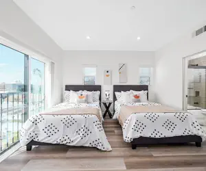 Photo 5 - Comfort Suite Los Angeles