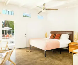 Photo 2 - 5 Private Rooms, Sleeps 14 Wesley Studio Buyout