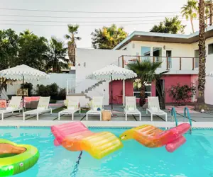 Photo 5 - 5 Private Rooms, Sleeps 14 Wesley Studio Buyout