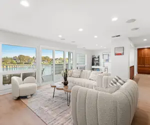 Photo 2 - Waterfront Retreat With Stunning Views Modern Co