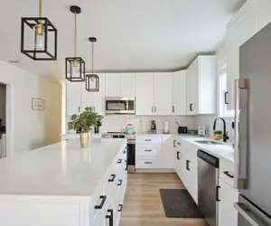 Photo 3 - Stylish Spacious Comfort 4BR 3BA Downtown Gem