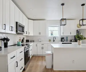 Photo 4 - Stylish Spacious Comfort 4BR 3BA Downtown Gem