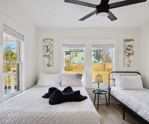 Photo 5 - Stylish Spacious Comfort 4BR 3BA Downtown Gem