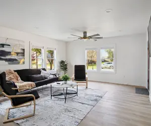 Photo 2 - Stylish Spacious Comfort 4BR 3BA Downtown Gem