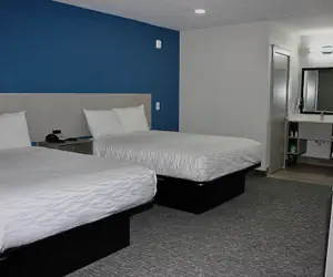 Photo 2 - Hummingbird Hotel