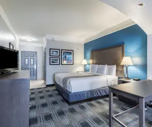 Photo 2 - Platinum Inn & Suites Webster