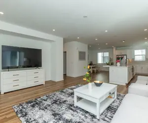 Photo 4 - Central Location Master Bedroom w Shared Bathroom