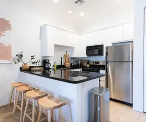 Photo 3 - Designer 1 bed 5 min to Old Town Dogs Welcome