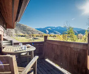 Photo 2 - Creekside on Quigley - 3BD Private Home on Trails + Hot Tub