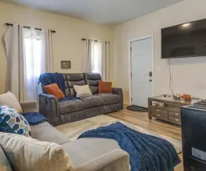 Photo 2 - Cozy Adventure Filled Escape Free Parking 2 Bedroom Apts