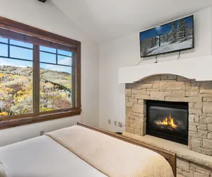 Photo 4 - Ski-in/ski-out 1br Retreat + Hot Tub 1 Bedroom Condo