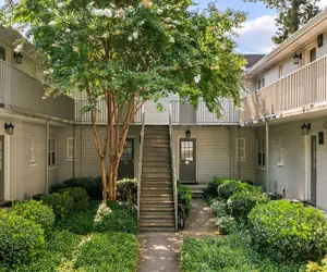 Photo 3 - Brookwood Courtyard by BCA Furnished Apartments Bcc2b 10 J