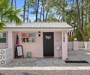 Photo 3 - The Pink Flamingo Boutique Motel