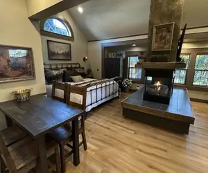 Photo 2 - Luxury Gold Miner Cottage Walk to Britt