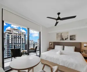 Photo 2 - 44th-Floor Luxury Condo - Gym & Pool