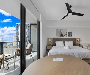 Photo 5 - 44th-Floor Luxury Condo - Gym & Pool