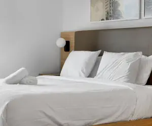 Photo 4 - 44th-Floor Luxury Condo - Gym & Pool