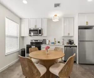 Photo 4 - Magazine Inn