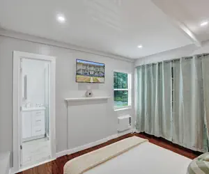 Photo 2 - 906 North Riverside Dr