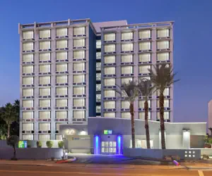 Photo 2 - Holiday Inn Express & Suites Phoenix Midtown by IHG