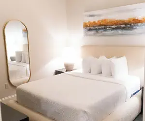 Photo 5 - Carriage House Hotel