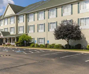 Photo 2 - Coshocton Village Inn and Suites