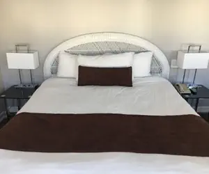 Photo 3 - Glenmore Plaza Hotel